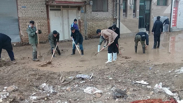 تلاش های بی وقفه بسیجیان و گروه های جهادی برای پاکسازی +عکس